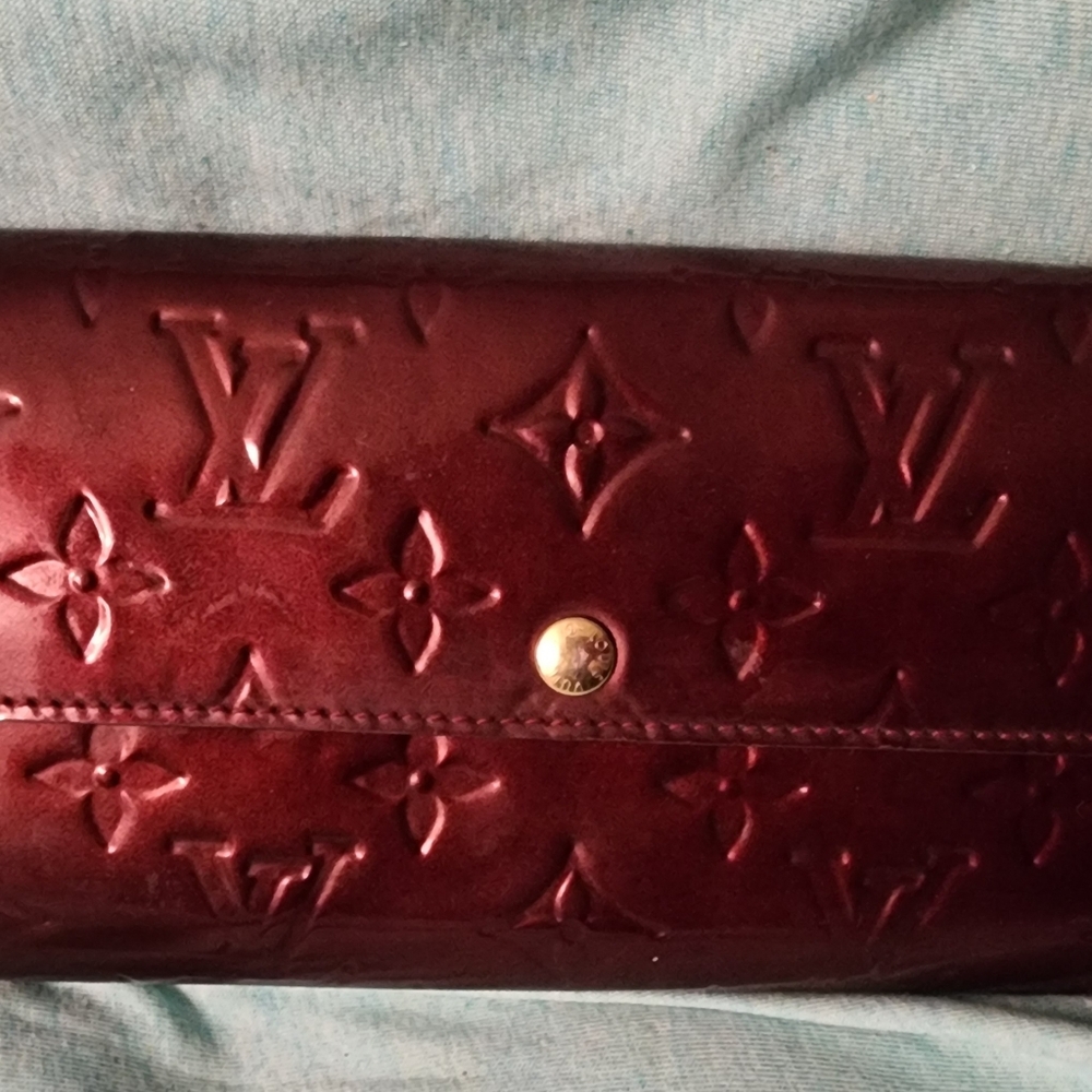 LV vernis wallet